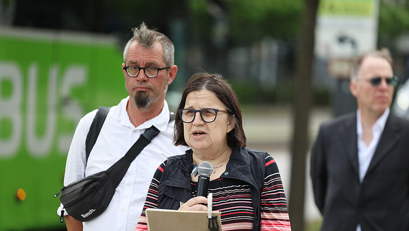 Augenzeugin Daniela Huber, neben ihr Benjamin Neudek vom Verein Straßenbahnfreunde. Augenzeugin Daniela Huber, neben ihr Benjamin Neudek vom Verein Straßenbahnfreunde.