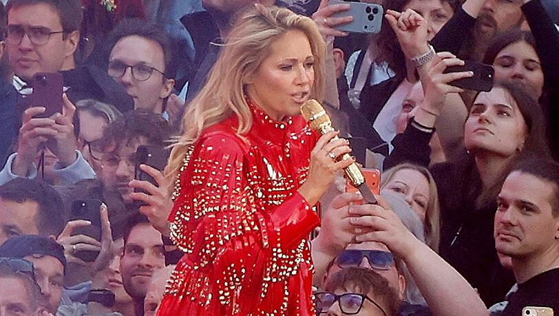 Helene Fischer war erstmals seit drei Jahren wieder auf Tour. Abschließend spricht sie ihren Fans und dem Team ein großes Dankeschön aus. Helene Fischer war erstmals seit drei Jahren wieder auf Tour. Abschließend spricht sie ihren Fans und dem Team ein großes Dankeschön aus.