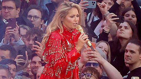 Helene Fischer war erstmals seit drei Jahren wieder auf Tour. Abschließend spricht sie ihren Fans und dem Team ein großes Dankeschön aus. Helene Fischer war erstmals seit drei Jahren wieder auf Tour. Abschließend spricht sie ihren Fans und dem Team ein großes Dankeschön aus.