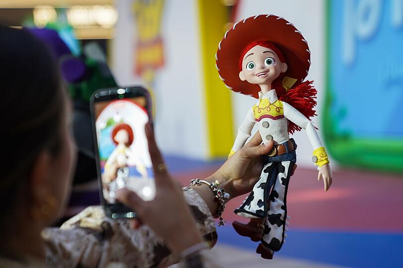 Fan mit Jessie-Figur bei einer "Toy Story 5"-Premierein Mexiko: Die wichtigste Zielgruppe bleiben Kinder. Fan mit Jessie-Figur bei einer "Toy Story 5"-Premierein Mexiko: Die wichtigste Zielgruppe bleiben Kinder.
