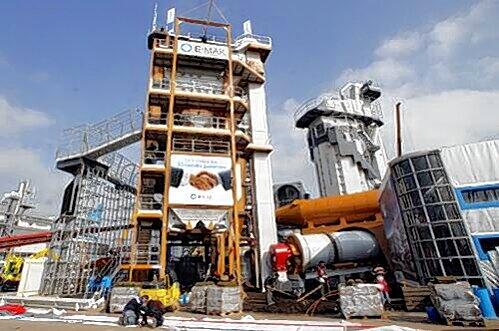 Eine 30 Meter hohe Asphaltmischanlage der türkischen Firma E-Mak.