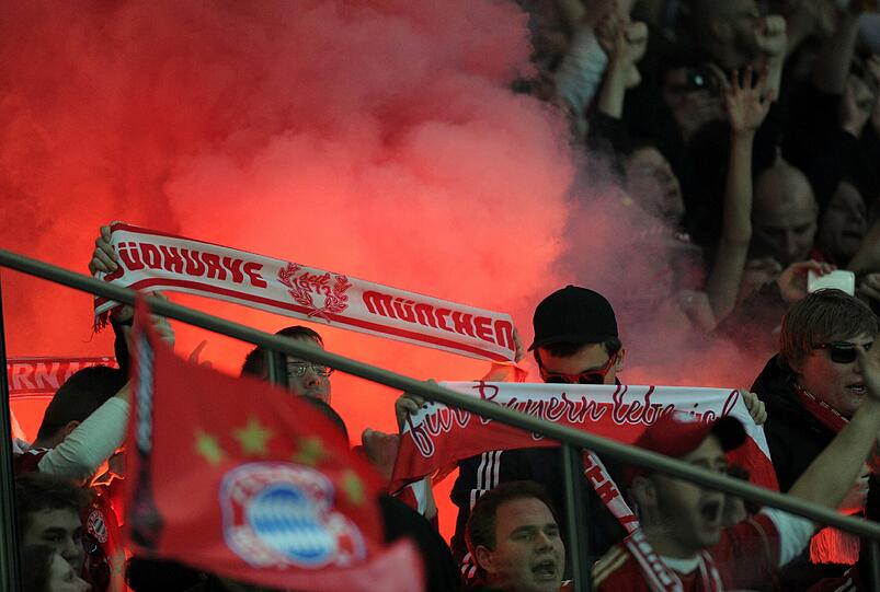 Und dann war Schluss. Ein Feuerwerk auf dem Rasen, ein Feuerwerk auf den Rängen. Die Bayern-Fans kommen aus dem (Tor-)Jubel gar nicht mehr heraus.