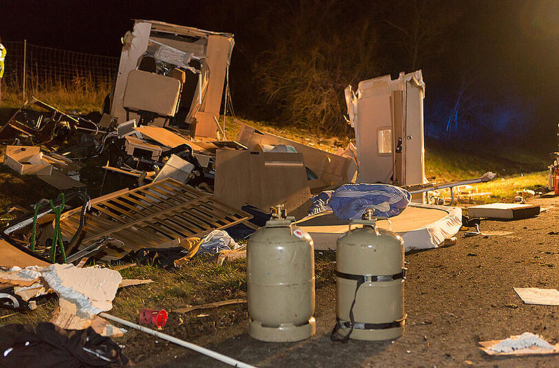 Bilder vom Unfallort in Altdorf: Auf der A3 kollidierte ein Wagen mit einem Wohnmobil, welches vollkommen zerfetzt wurde.