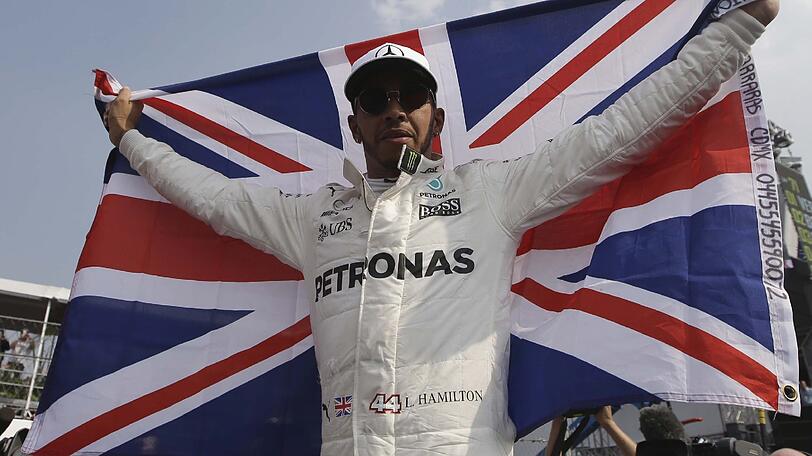 Lewis Hamilton feiert mit dem Union Jack seinen vierten Titel in der Formel 1.