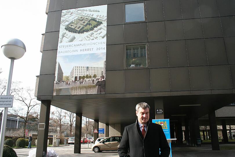 Markus Söder (CSU) präsentierte vor dem Finanzamt in der Deroystraße am Mittwoch den Entwurf für den "Steuercampus München".