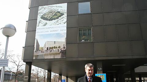 Markus Söder (CSU) präsentierte vor dem Finanzamt in der Deroystraße am Mittwoch den Entwurf für den "Steuercampus München".