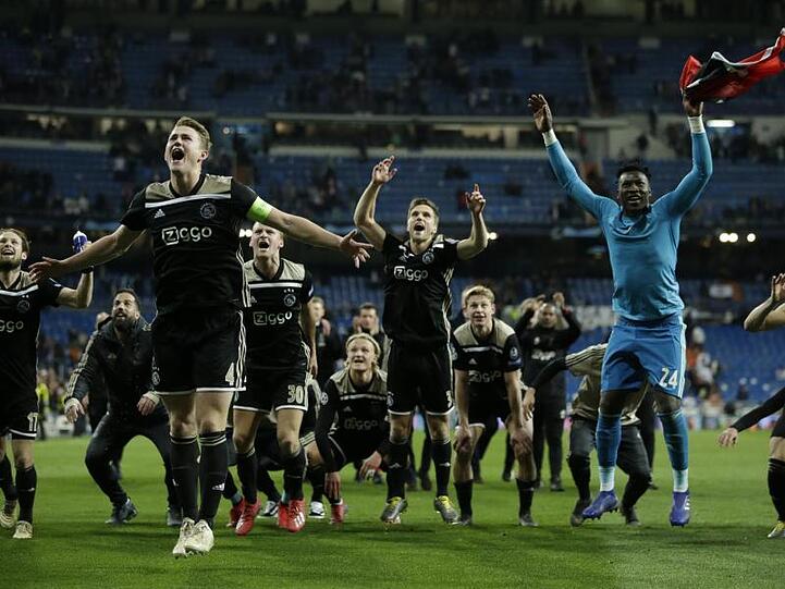 Die Spieler von Ajax Amsterdam tanzen vor Freude über ihren Sieg gegen Real Madrid im Estadio Santiago Bernabeu.