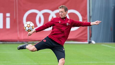 Bayern-Trainer Julian Nagelsmann spielt bei einer Trainingseinheit seiner Mannschaft den Ball.