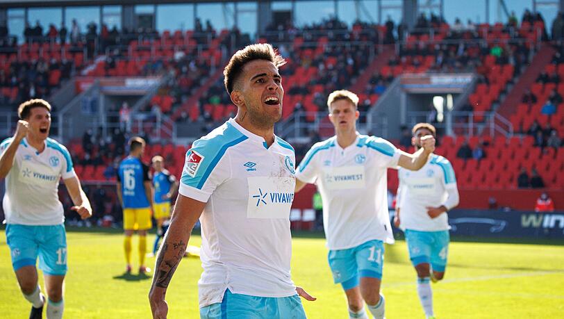 Schalkes Rodrigo Zalazar jubelt über seinen Treffer zum 0:1.