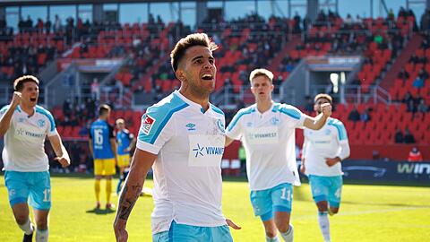Schalkes Rodrigo Zalazar jubelt über seinen Treffer zum 0:1.