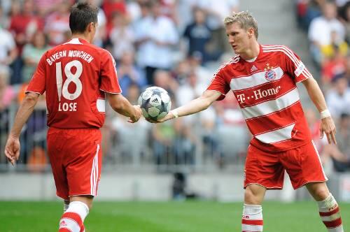 "Hier, mach Du das": Bastian Schweinsteiger überträgt die Verantwortung auf Miroslav Klose. Der trifft per Elfmeter, zum ersten Mal in dieser Saison.