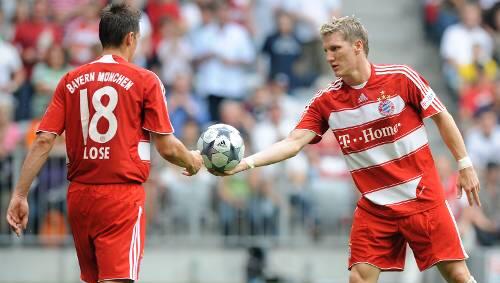 "Hier, mach Du das": Bastian Schweinsteiger überträgt die Verantwortung auf Miroslav Klose. Der trifft per Elfmeter, zum ersten Mal in dieser Saison. "Hier, mach Du das": Bastian Schweinsteiger überträgt die Verantwortung auf Miroslav Klose. Der trifft per Elfmeter, zum ersten Mal in dieser Saison.