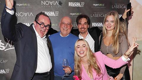 So schauen fröhliche Partygesichter aus (v. l.): Clemens Baumgärtner, Axel Munz, Bruce Reith, Laura Langas (Wiesn-Playmate) und Cathy Lugner (vorn).