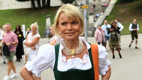 Die Schauspielerin Uschi Glas zeigt sich vor dem Schützenfestzelt auf dem Oktoberfest.