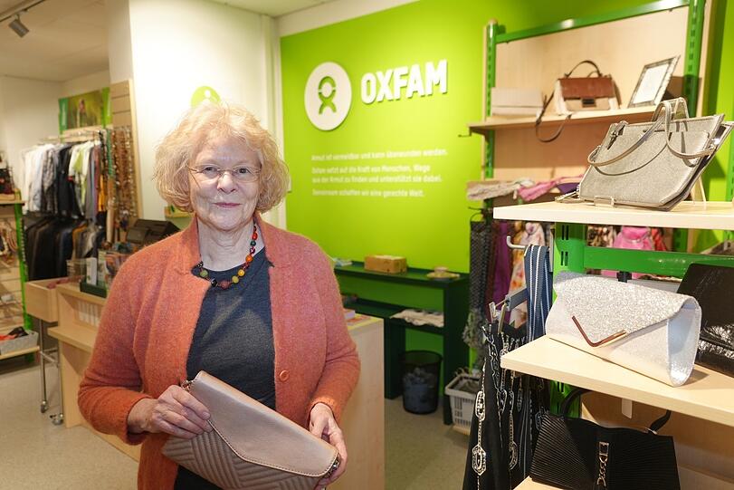 In der Türkenstraße werden ganz verschiedene Artikel verkauft. Bevor sie ins Regal kommen, werden sie auf Vordermann gebracht.