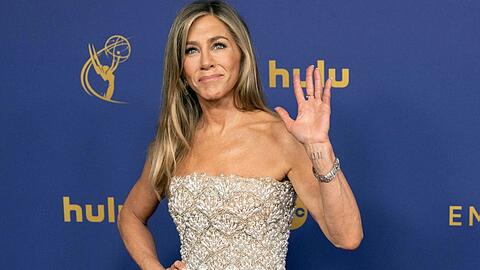 Jennifer Aniston lächelt im Herbst bei den diesjährigen Emmy Awards.
