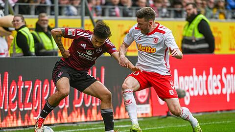 Aufstiegsanwärter Nürnberg und Tabellenschlusslicht Regensburg zeigten ein umkämpftes Match.