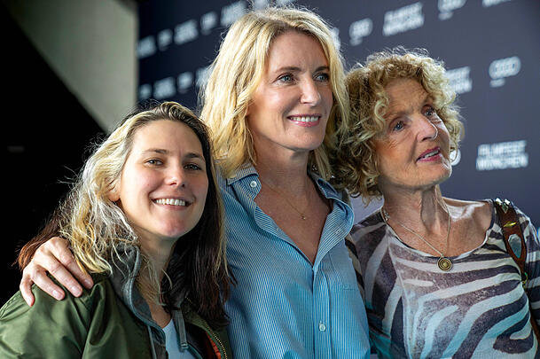 Maria Furtwängler (Mitte), Tochter Elisabeth (li.) sowie ihre Mutter Kathrin Ackermann beim Filmfest München im Jahr 2024. Maria Furtwängler (Mitte), Tochter Elisabeth (li.) sowie ihre Mutter Kathrin Ackermann beim Filmfest München im Jahr 2024.
