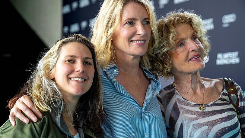 Maria Furtwängler (Mitte), Tochter Elisabeth (li.) sowie ihre Mutter Kathrin Ackermann beim Filmfest München im Jahr 2024. Maria Furtwängler (Mitte), Tochter Elisabeth (li.) sowie ihre Mutter Kathrin Ackermann beim Filmfest München im Jahr 2024.