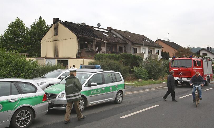 Vermutlich handelt es sich um ein Familiendrama:  Bei der Explosion zweier Reihenhaeuser in Winterhausen (Kreis Wuerzburg) sind in der Nacht zu Montag zwei Menschen getoetet worden. Die Bilder.