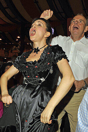 Gute Stimmung auch schon 2010 bei Schauspieler-Gattin Viktoria Lauterbach (mit Box-Promoter Wilfried Sauerland im Hintergrund)!