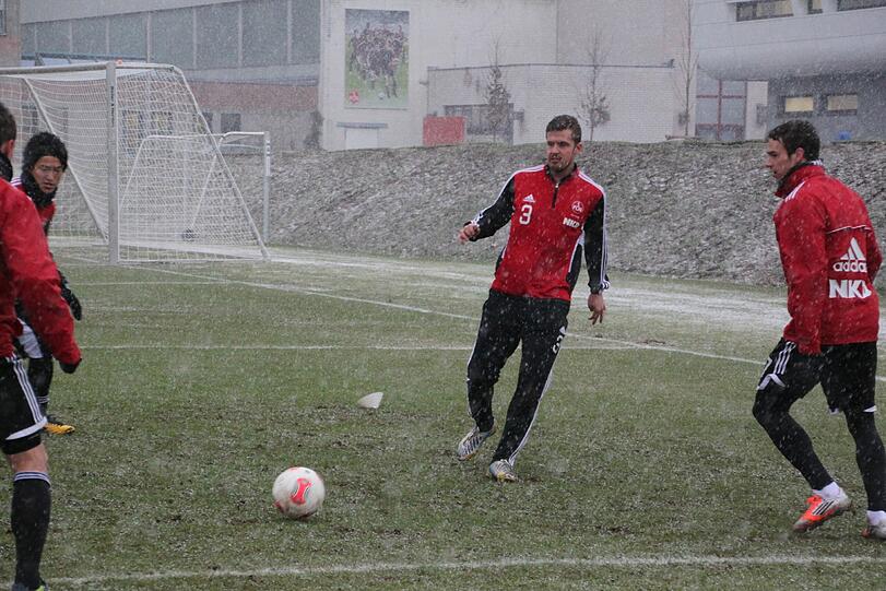 Während des Aufwärmspiels zog ein heftiger Schneeschauer über den Trainingsplatz.