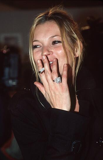 Kippe in der Hand: Kate Moss machte mit ihrem ausschweifenden Partyleben Schlagzeilen.