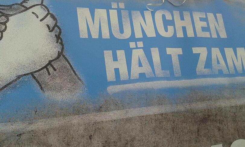Das heutige Spiel steht unter dem Motto " München hält zam". Die Bilder von der schönen Aktion für die Flüchtlinge!