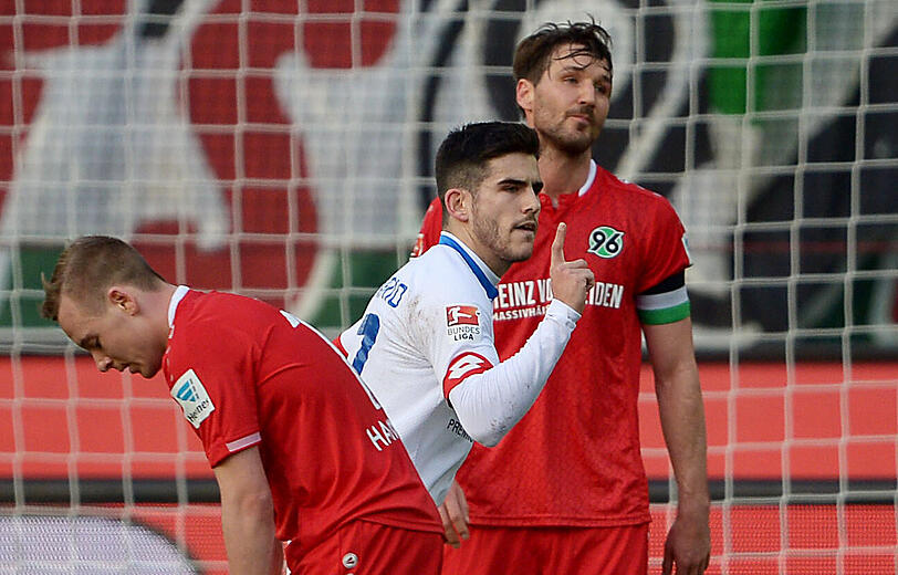 Der Mainzer Jairo (Mitte) bejubelt seinen Treffer zum 0:1 gegen Hannover - die 96er Christian Schulz und Uffe Bech nehmen es frustriert zur Kenntnis.