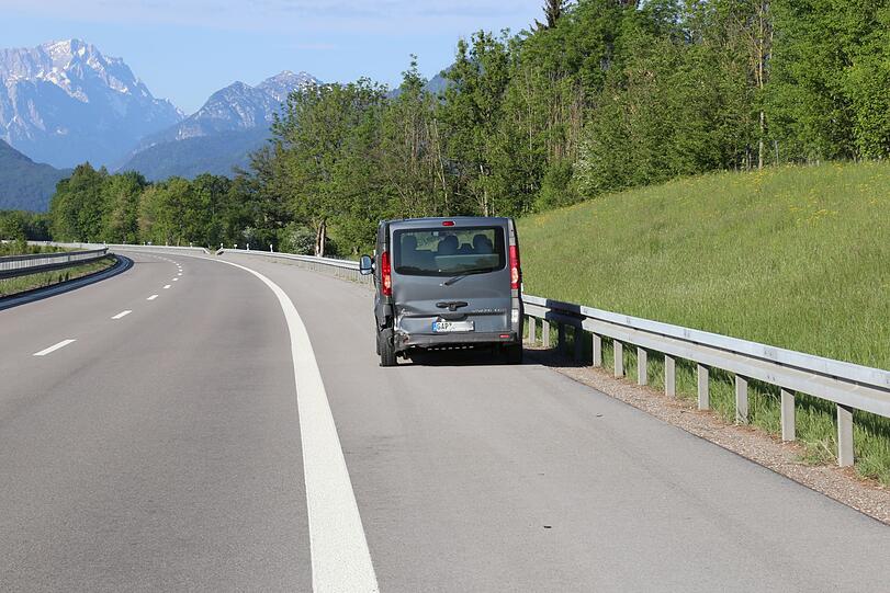 Der Autobahnabschnitt ist mit Schrott-Teilen übersät - die Bilder von der Unfallstelle auf der A95 Richtung Garmisch.