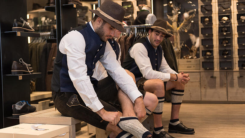 Eingekleidet für die Wiesn: Trevor Parkes und die Kollegen des EHC Red Bull München.