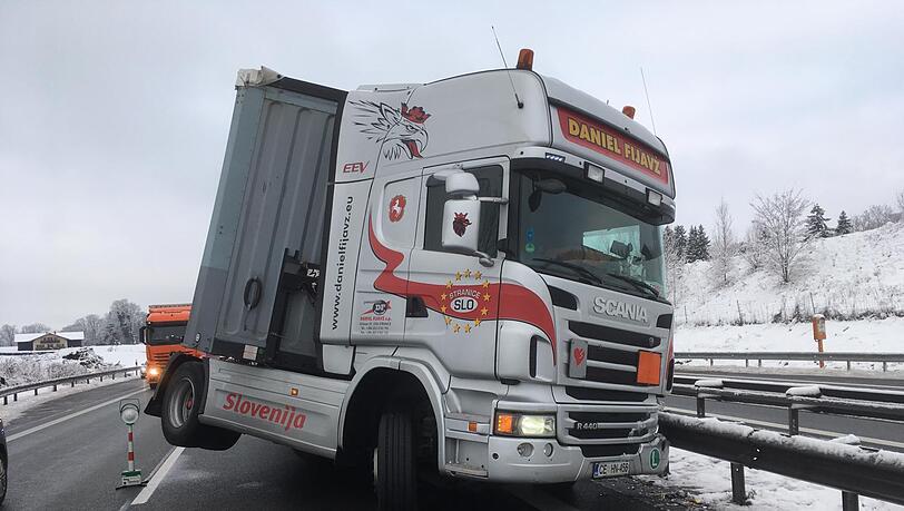 Bei dem Unfall auf der A8 ist ein Lastwagen mit teilweise entzündlichen Stoffen umgekippt. Die Bergungsarbeiten dauerten mehrere Stunden an. Bei dem Unfall auf der A8 ist ein Lastwagen mit teilweise entzündlichen Stoffen umgekippt. Die Bergungsarbeiten dauerten mehrere Stunden an.