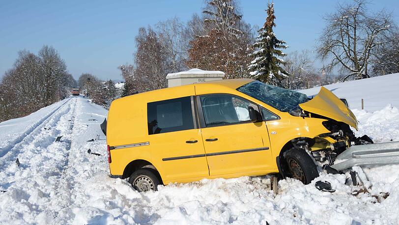 Am Bahnübergang Irlach bei Geisenhausen krachte am Montagmorgen eine Regionalbahn in ein Auto der Deutschen Post.