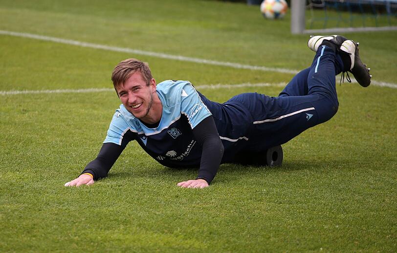 ... auch Stammtorwart Marco Hiller hat sichtlich Spaß beim Training.