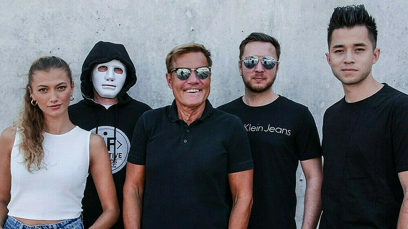 Dieter Bohlen (Mitte) mit Sängerin Leony (l.), Imanbek (mit Maske) und dem Produzentenduo Vize