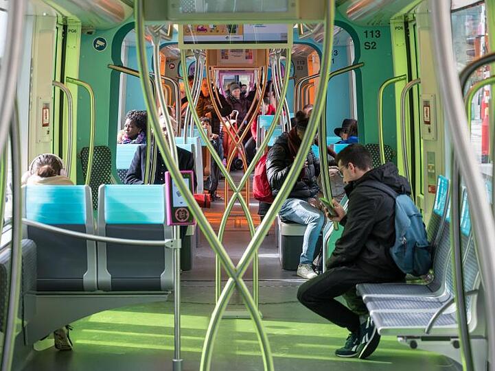 Fahrgäste in einer Tram: In Luxemburg ist ab sofort der öffentliche Personennahverkehr kostenlos.