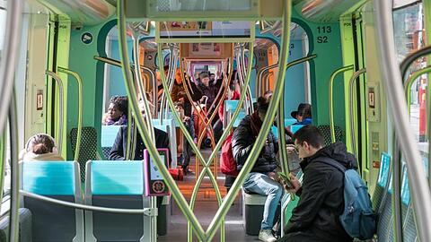 Fahrgäste in einer Tram: In Luxemburg ist ab sofort der öffentliche Personennahverkehr kostenlos.