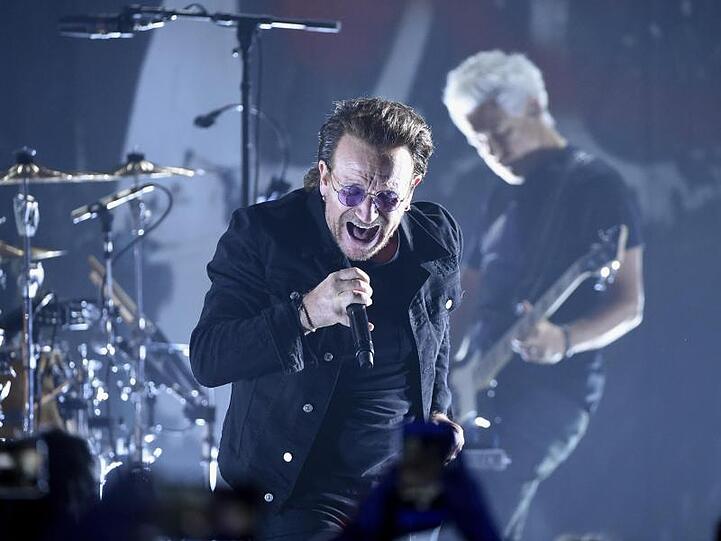 Bono tritt mit seiner Band U2 im historischen Apollo Theater auf.