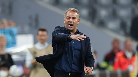Bundestrainer Hansi Flick coacht seine Mannschaft während der Partie gegen England.