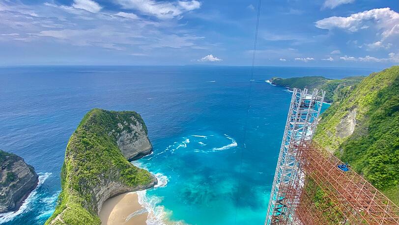 Der Kelingking Beach mit dem T-Rex-Felsen ist ein weltbekanntes Fotomotiv - aber der halbfertige Bau des Glasaufzugs verschandelt den Ausblick. Nun soll er wieder abgerissen werden.