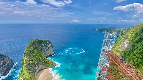 Der Kelingking Beach mit dem T-Rex-Felsen ist ein weltbekanntes Fotomotiv - aber der halbfertige Bau des Glasaufzugs verschandelt den Ausblick. Nun soll er wieder abgerissen werden.