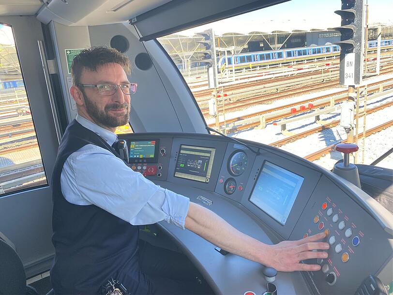 U-Bahnfahrer Christian Papp h&ouml;rt vorn im Zug, wenn jemand hinten im Wagen auf den gr&uuml;nen Knopf dr&uuml;ckt &ndash; und kann direkt mit dem betroffenen Fahrgast sprechen. Im Notfall informiert Papp per Funk die U-Bahn-Wache, die dann am n&auml;chsten Bahnhof zusteigt und zu Hilfe kommt.