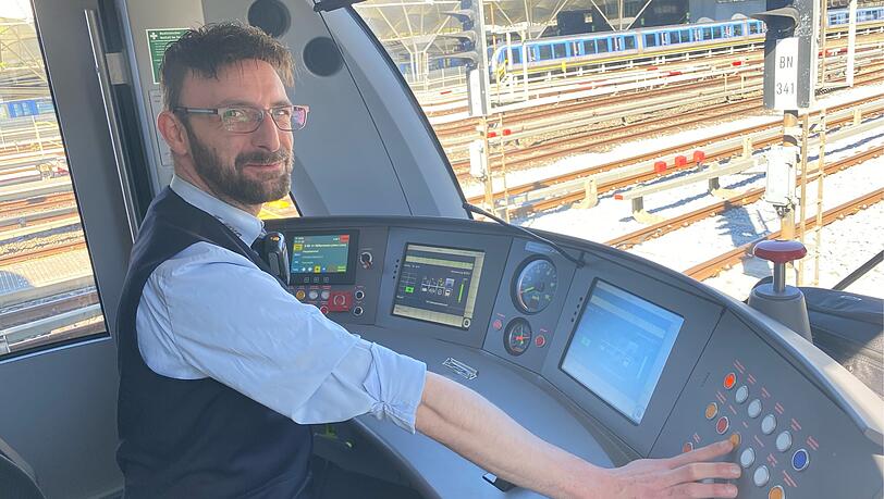 U-Bahnfahrer Christian Papp h&ouml;rt vorn im Zug, wenn jemand hinten im Wagen auf den gr&uuml;nen Knopf dr&uuml;ckt &ndash; und kann direkt mit dem betroffenen Fahrgast sprechen. Im Notfall informiert Papp per Funk die U-Bahn-Wache, die dann am n&auml;chsten Bahnhof zusteigt und zu Hilfe kommt.