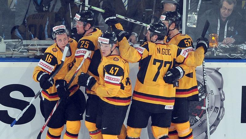 Die deutschen Eishockeyspieler beim Jubel über das 2:1 gegen die USA.