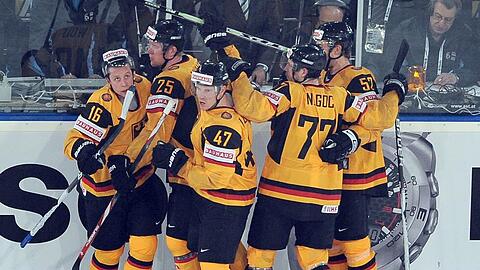 Die deutschen Eishockeyspieler beim Jubel über das 2:1 gegen die USA.
