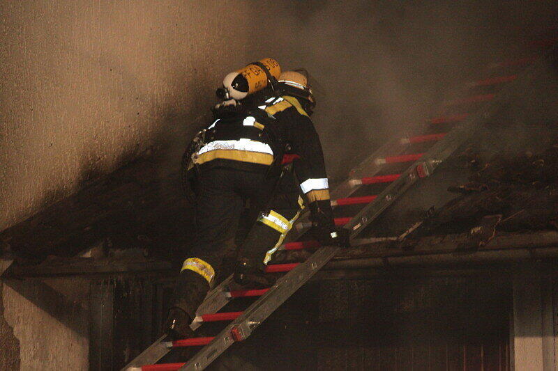 Zu einem Garagenbrand in Dörfl wurden mehrere Feuerwehren alarmiert. Das Feuer ist vermutlich im Dachbereich der Garage ausgebrochen und griff auf das Wohnhaus über.
