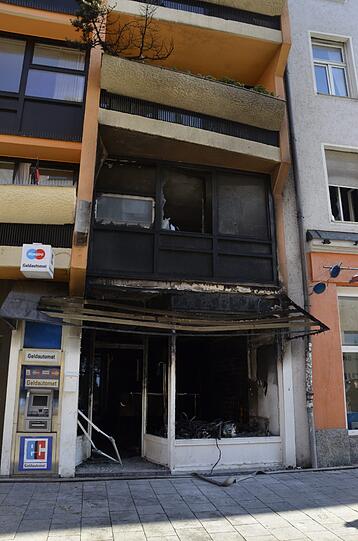 Schwabing am Tag nach der Bombensprengung: Die Spuren der Detonation sind deutlich zu erkennen, teilweise hat sie schwere Schäden verursacht. Derzeit werden die Schäden an den Gebäuden der Umgebung erfasst.