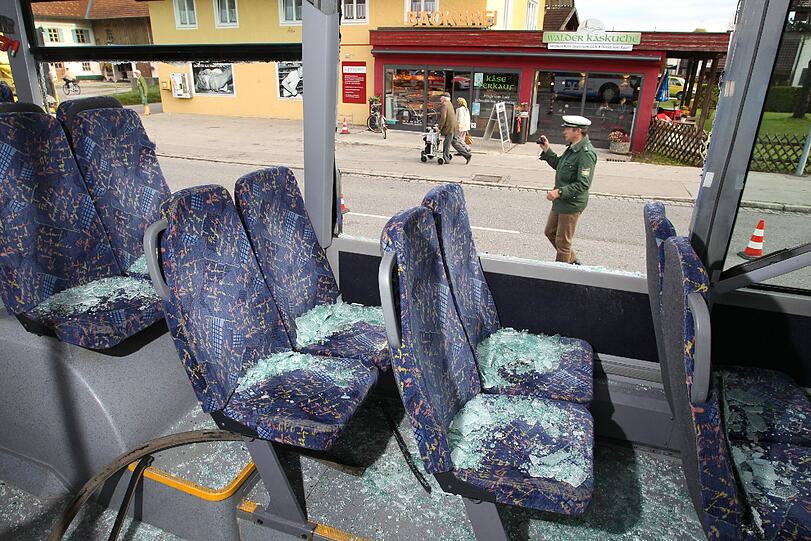 In Marktoberdorf ist es zu einem schlimmen Schulbusunfall gekommen. Die Bilder.