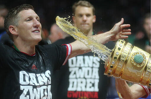 Die Bierdusche zum sechsten Pokalsieg: Bastian Schweinsteiger.
