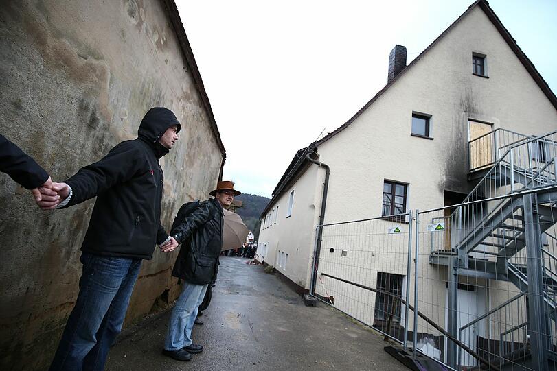 Nach den Brandanschlägen auf Asylbewerber-Unterkünfte haben die Menschen in Vorra eine Menschenkette und einen Solidaritätsgottesdienst unter dem Motto "Vorra setzt ein Zeichen" veranstaltet.